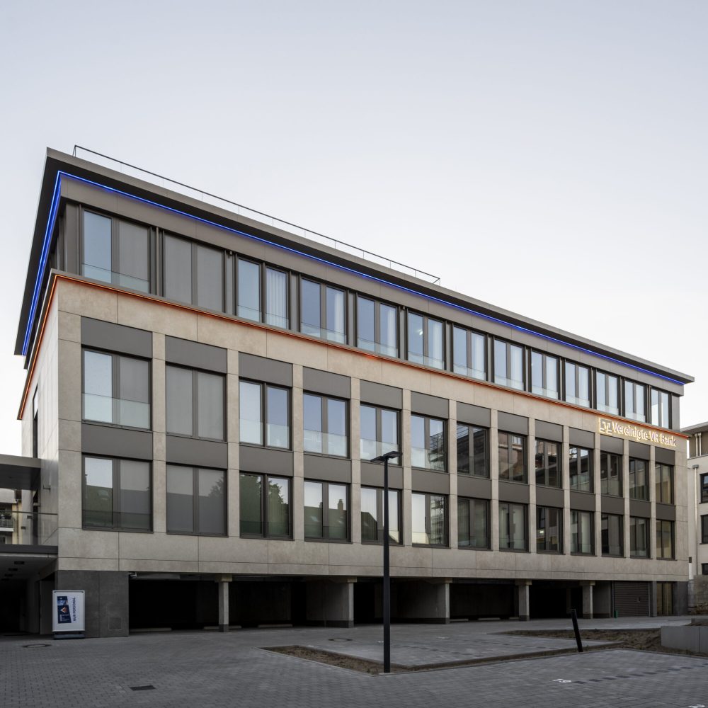 06.09.23 Die Vereinigte VR Bank Kur- und Rheinpfalz freut sich, dass das an ihrer Hauptstelle in Speyer in zweijähriger Bauzeit entstandene neue Veranstaltungs- und Verwaltungsgebäude nun fertig ist und in Betrieb genommen werden konnte. Hier eine Abendimpression des Gebäudes im Sonnenuntergang