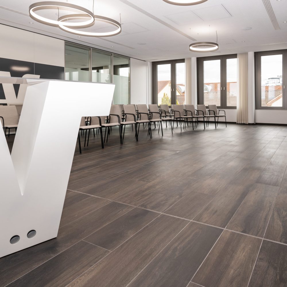 30.10.23 Die Vereinigte VR Bank Kur- und Rheinpfalz freut sich, dass das an ihrer Hauptstelle in Speyer in zweijähriger Bauzeit entstandene neue Veranstaltungs- und Verwaltungsgebäude nun fertig ist und in Betrieb genommen werden konnte. Hier eine Impression von architektonischen Details des Gebäudes wie der von der Fa. Florim für die Bodenbeläge im Eingangsbereich, im Konferenzraum, auf der Dachterrasse und in den sanitären Anlagen gefertigen Fliessen und der Fassadenplatten