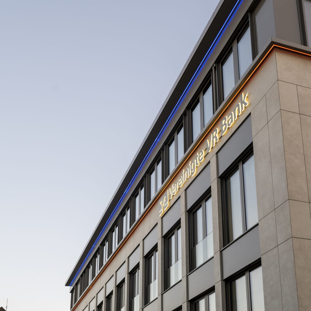 06.09.23 Die Vereinigte VR Bank Kur- und Rheinpfalz freut sich, dass das an ihrer Hauptstelle in Speyer in zweijähriger Bauzeit entstandene neue Veranstaltungs- und Verwaltungsgebäude nun fertig ist und in Betrieb genommen werden konnte. Hier eine Abendimpression des Gebäudes im Sonnenuntergang